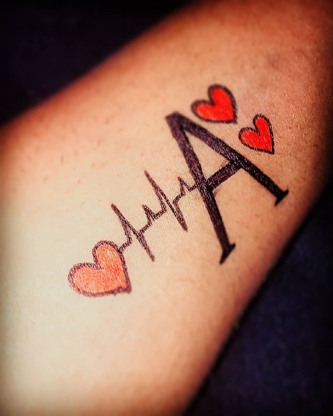 Hjerteslag med fed skrift til tatovering