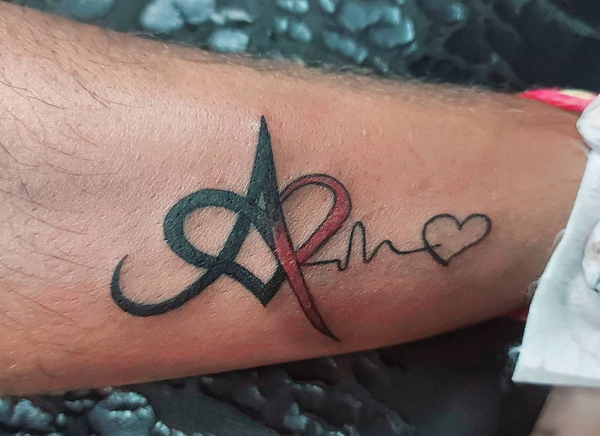 Et brev tatoveringsdesign med et hjerteslag