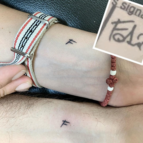 F Letter tatovering nær håndleddet