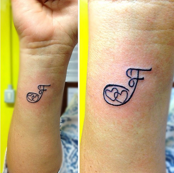 F Letter -tatovering med to hjerter