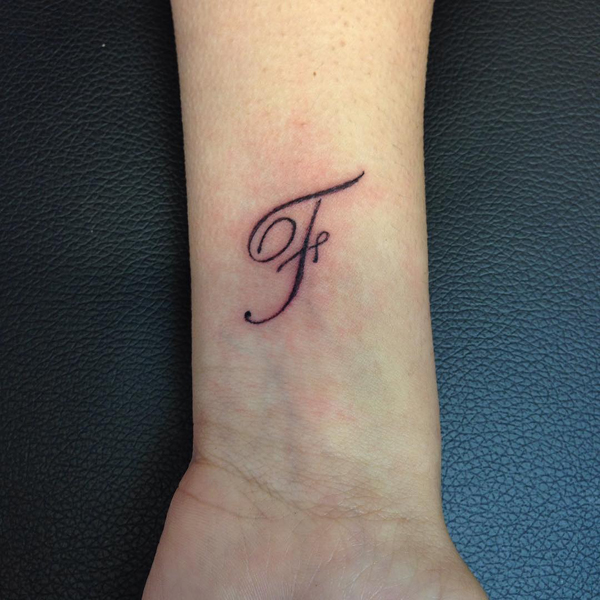Voguish F Letter Tattoo på håndleddet