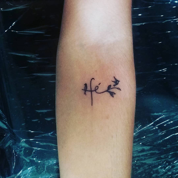 Kreativ F alfabet tatovering