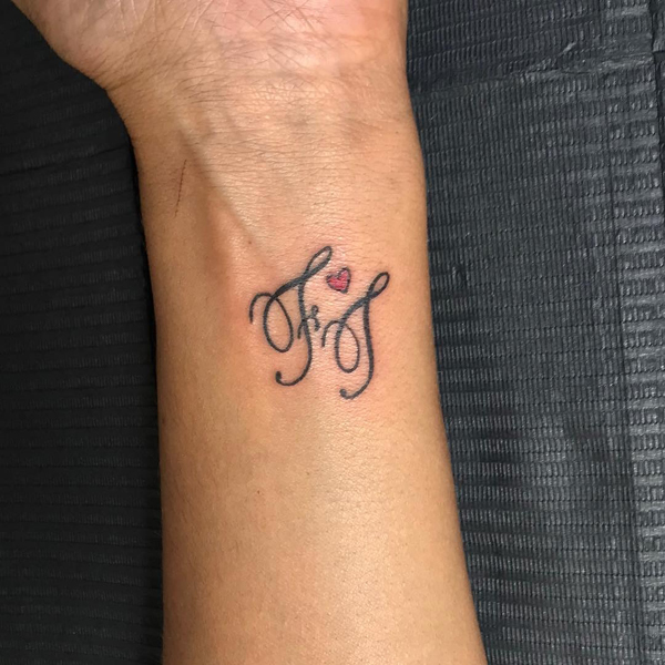 F og T Letter Tattoo på hånden