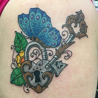 Pillangózár és kulcsos tetoválóujj