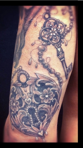 Udsmykkede Beauty Lock And Key Tattoo