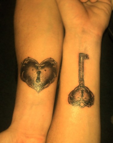 Rozsdás szerelmi zár és kulcsos tetoválások pároknak