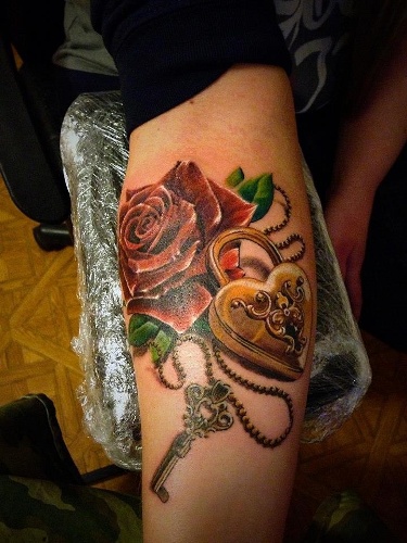 Rózsa interferencia zár és kulcs tetoválás