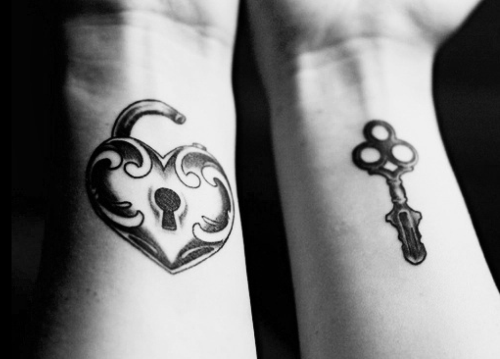 Enkel lås og nøgle tatovering
