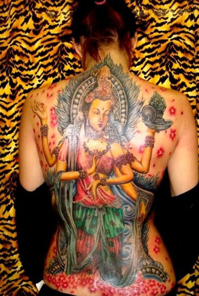 Vallási testművészeti tetoválás a háton