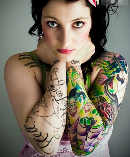 Színes test tetoválás lányoknak