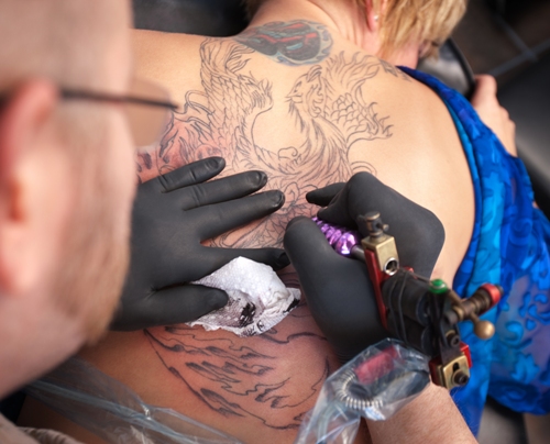 A művészi test tetoválás nőknek