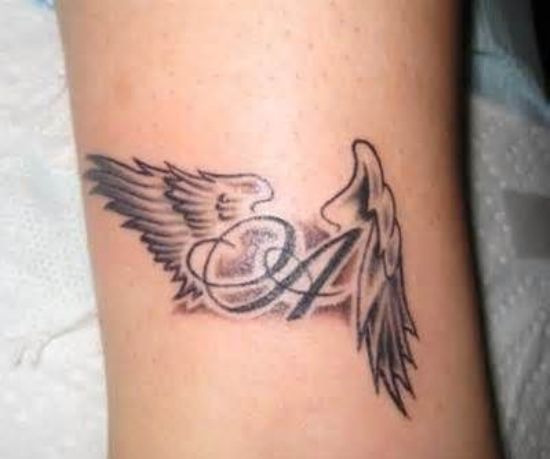 Bogstaver med vinger Angel Tattoo Design