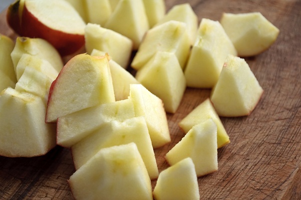 fejfájás kezelés otthon - Apróra vágott alma