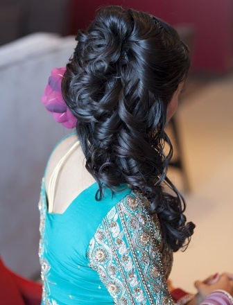 Félig félig lefelé göndör indiai frizurák közepes hosszúságú hajra