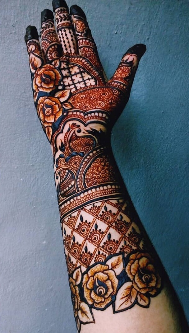 Pakistansk Mehendi -design med smukke roser og påfugl