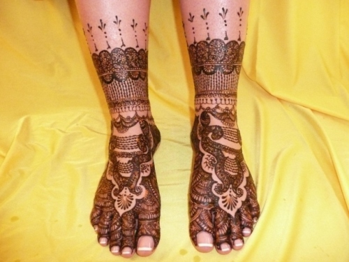 Hele fødder dækket Rajasthani Mehandi -designs