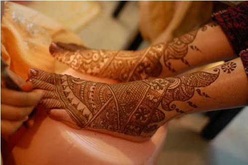 Fødder og fingre dækkede Rajasthani Mehendi Designs