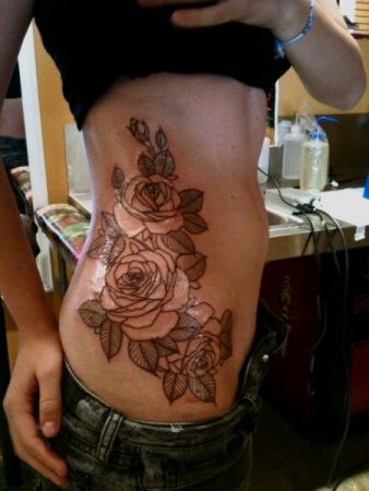 Fekete árnyékos rózsás tetoválás
