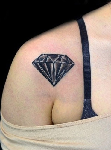 Fekete gyémánt tetoválás a vállán