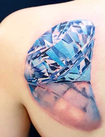 Árnyékos gyémánt tetoválás a vállán