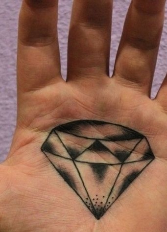 Fekete gyémánt tetoválás tervezés a tenyéren