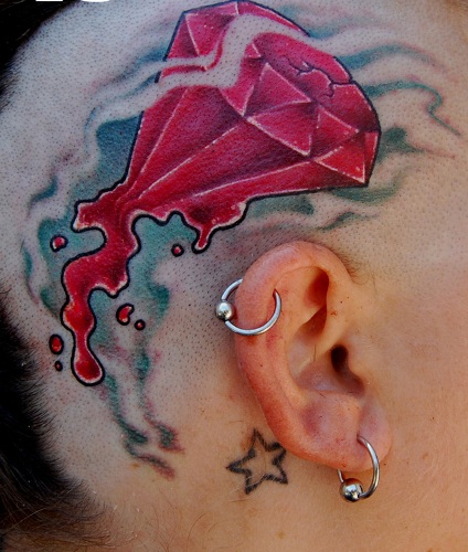 Olvadó gyémánt tetoválás a fejen