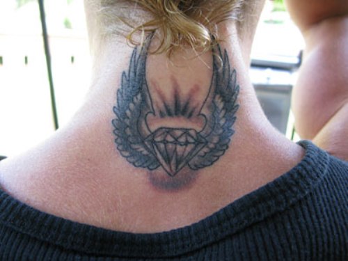 Gyémánt szárnyas tetoválással