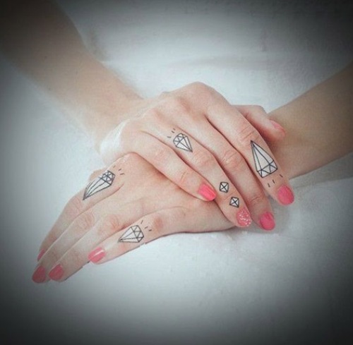 Hvid diamant tatoveringsdesign på fingeren