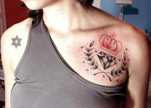 Diamant tatovering på brystet