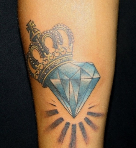 Diamant tatoveringsdesign med en krone