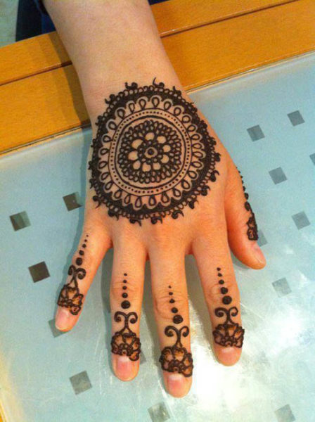 Smukke sorte runde Mehndi -designs