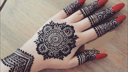 Karva Chauth Mehndi -design med rund form