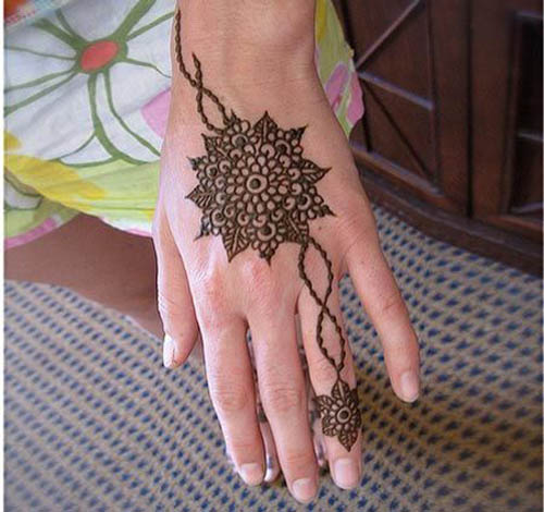 Elegáns kerek Mehndi design kézhez