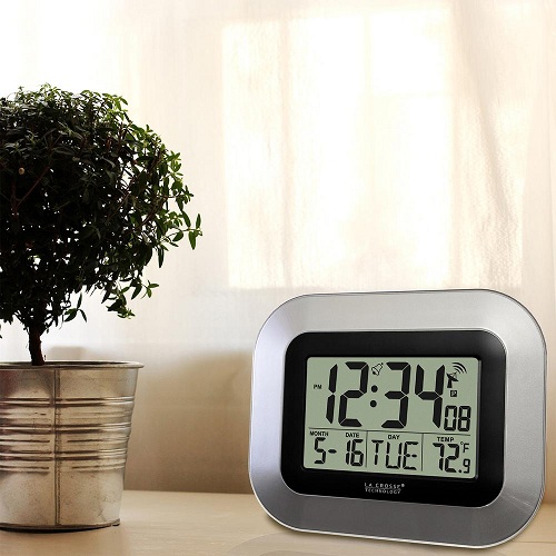 Atomisk digitalt ur med indendørs temperatur