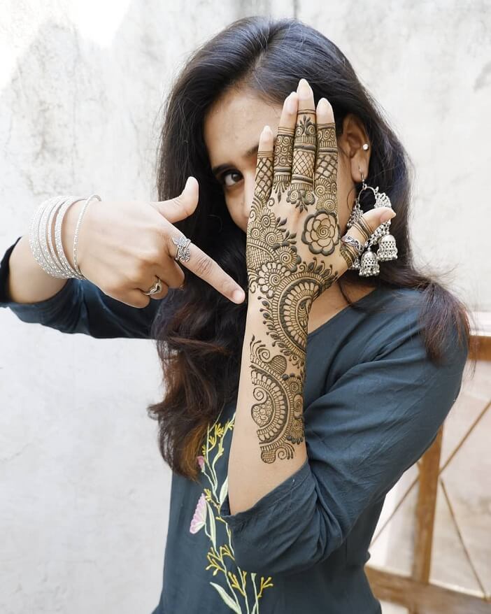 Művészi hátsó kéz Mehendi Design