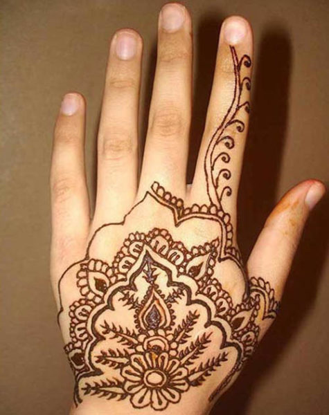 Betagende Mehndi -design på bagsiden
