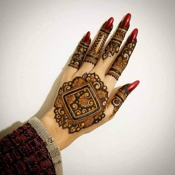 Mehendi Design på bagsiden af ​​hånden