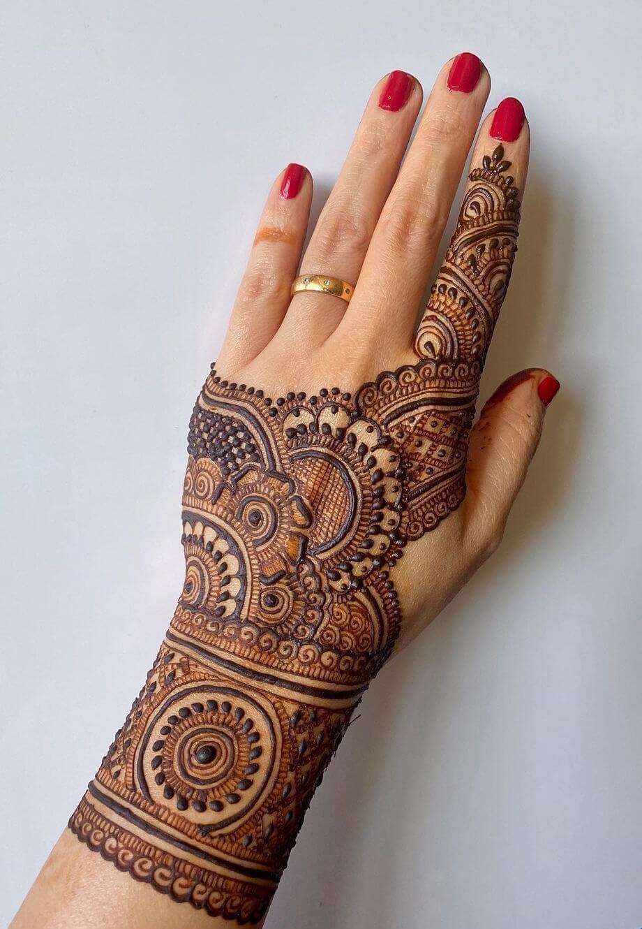 Arabisk Fusion Back Hand Mehendi Design