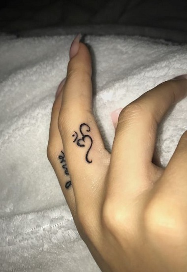 Om tatoveringsdesign på fingre
