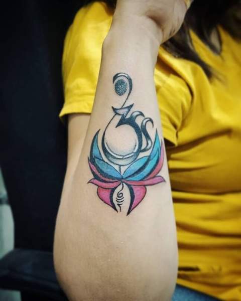 Om Tattoo Design kéznél