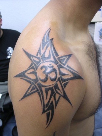 Om Tattoo Design csillaggal
