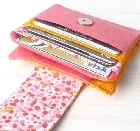 bi-fold-polka-dot-wallet-for tinédzserek