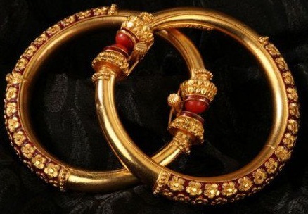 Den traditionelle guldbengaliske armring