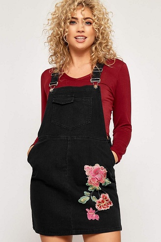Broderet pinafore kjole