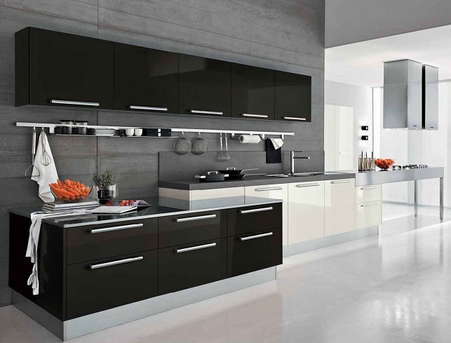 Design af hvide og sorte køkkenskabe