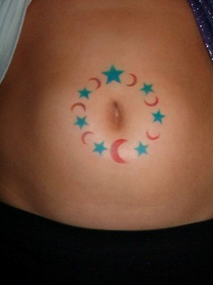 Små månes tatoveringsdesign på maveområdet
