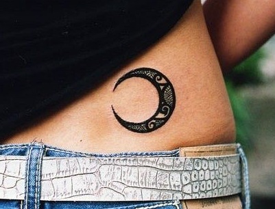 A sötét félhold tetoválás a hát alsó részén
