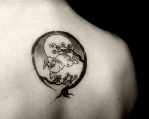 Fuldmåne med træ -tatoveringsdesign