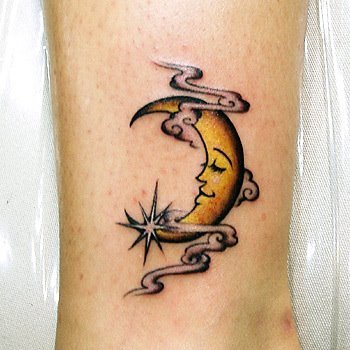Félhold tetoválás a lábán