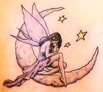 Moon Fairy Tattoo Design med stjerner